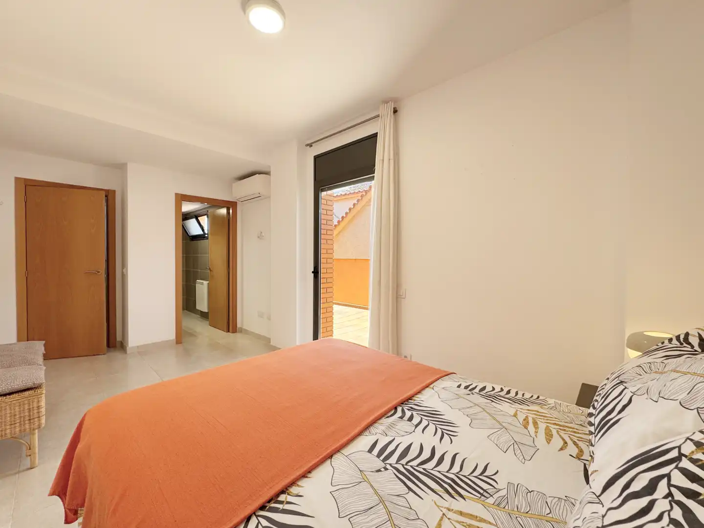 Dormitori de Apartament en venda en L'Escala amb Aire condicionat, Terrassa i Moblat