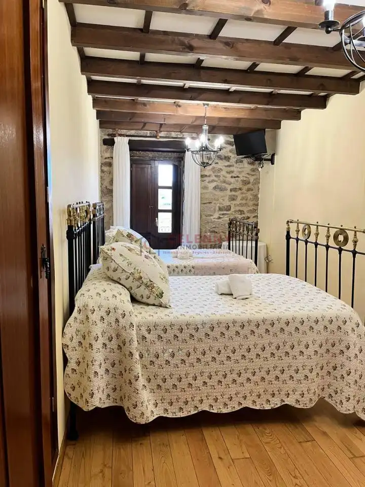 Dormitori de Local en venda en A Pobra de Trives  amb Aire condicionat i Moblat