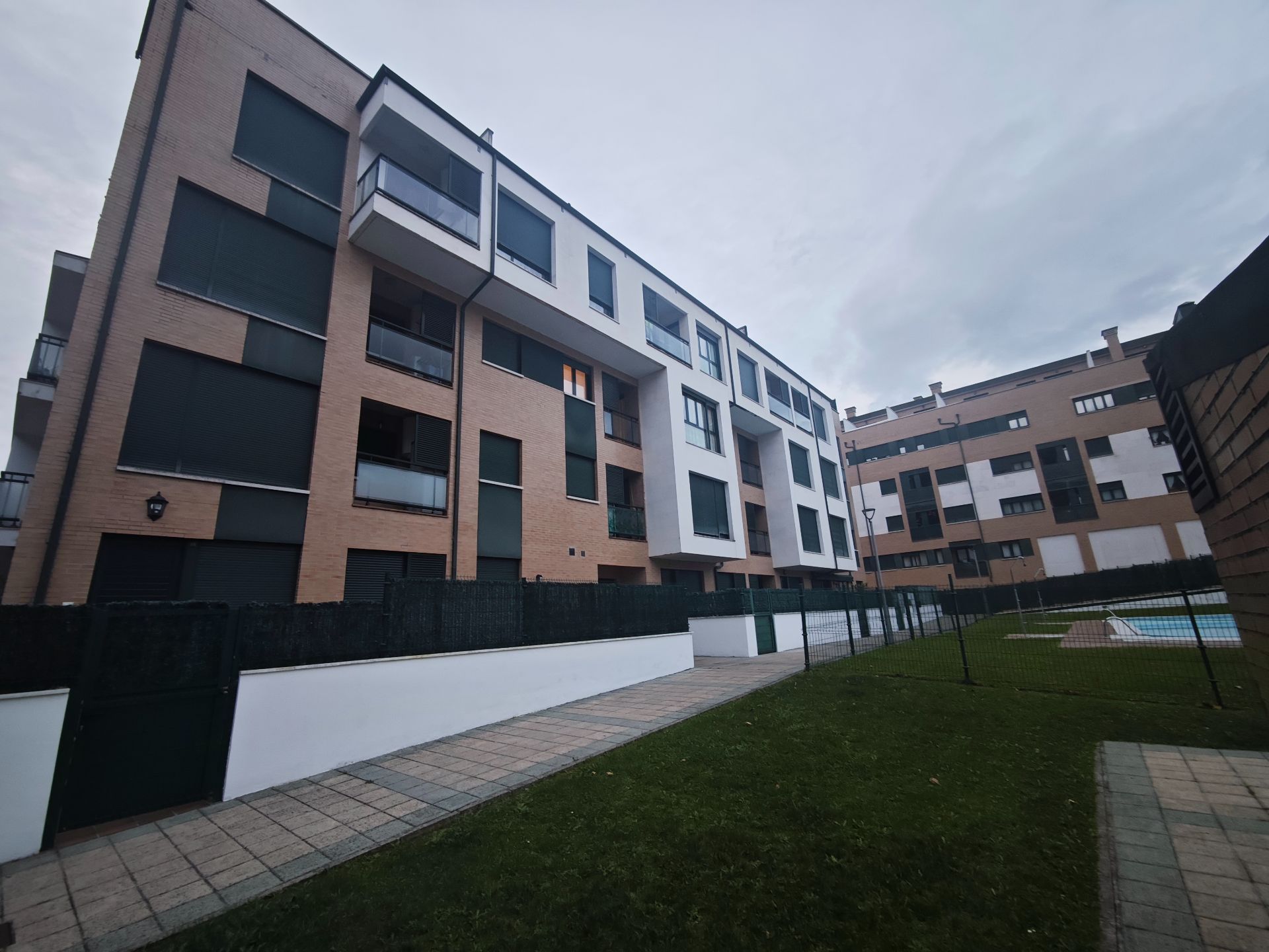 Vista exterior de Pis en venda en Llanes amb Calefacció, Traster i Piscina comunitària