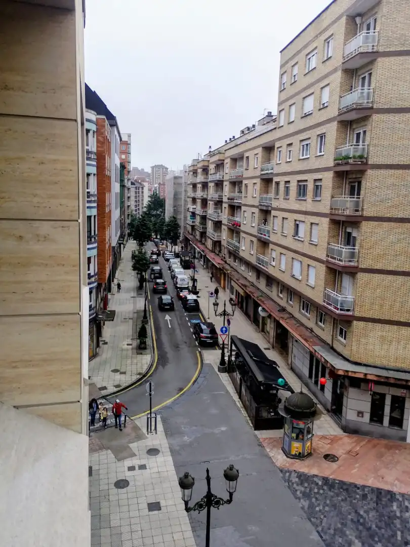 Vista exterior de Pis de lloguer en Oviedo  amb Calefacció, Parquet i Terrassa