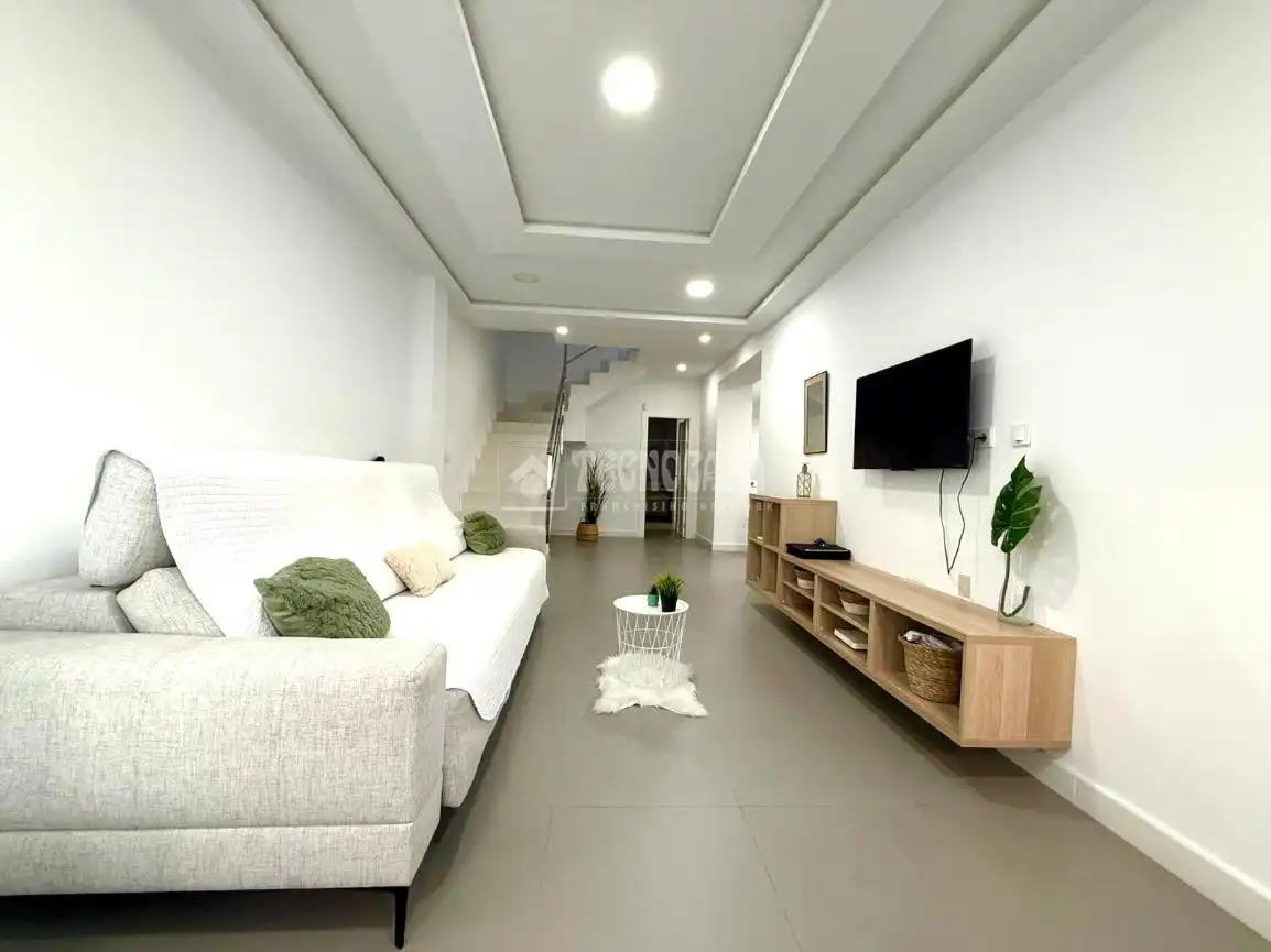 Sala de estar de Casa adosada en venta en Almería con Calefacción y Terraza