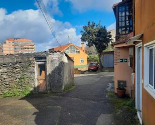 Vista exterior de Casa adosada en venda en Vigo  amb Jardí privat