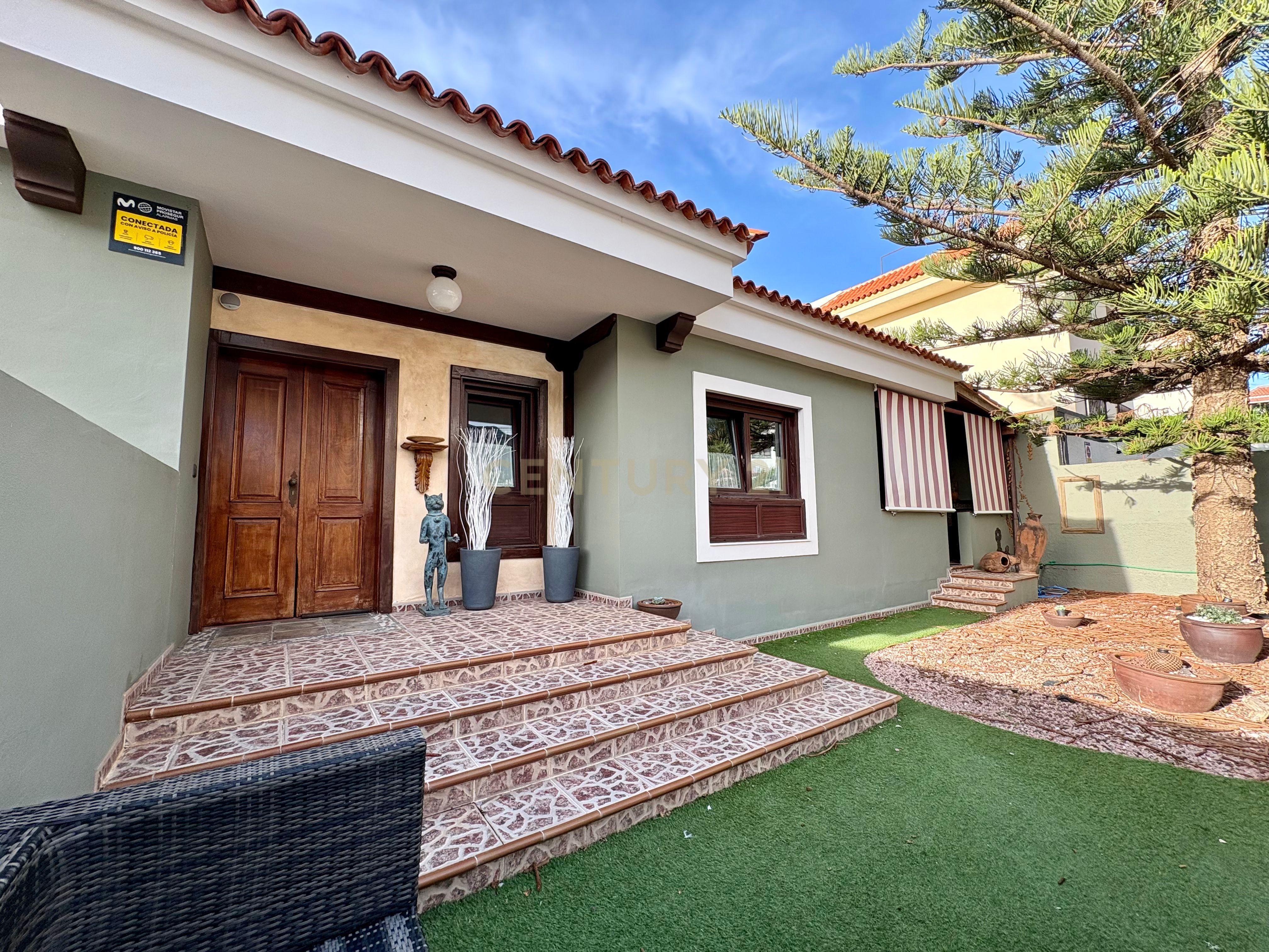 Exterior view of Single-family semi-detached for sale in San Cristóbal de la Laguna  with Private garden, Storage room and Balcony