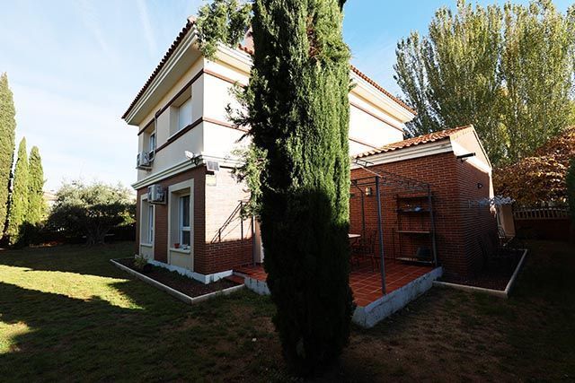 Exterior view of House or chalet for sale in Colmenar del Arroyo  with Heating, Private garden and Terrace