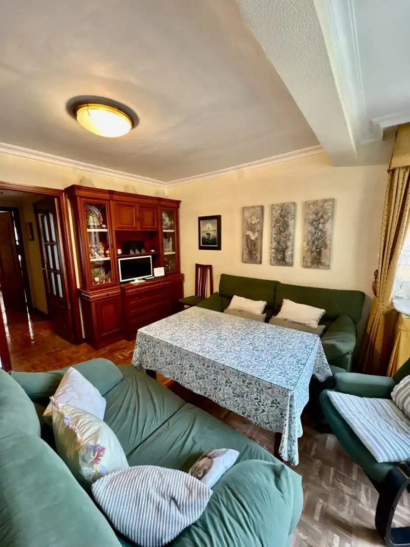 Living room of Flat for sale in Sevilla  with Air Conditioner and Heating