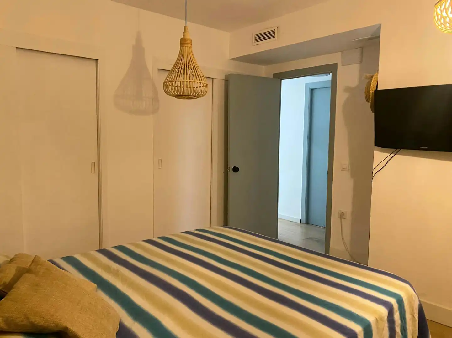 Schlafzimmer von Wohnung zur Miete in Valencia mit Klimaanlage, Heizung und Privatgarten