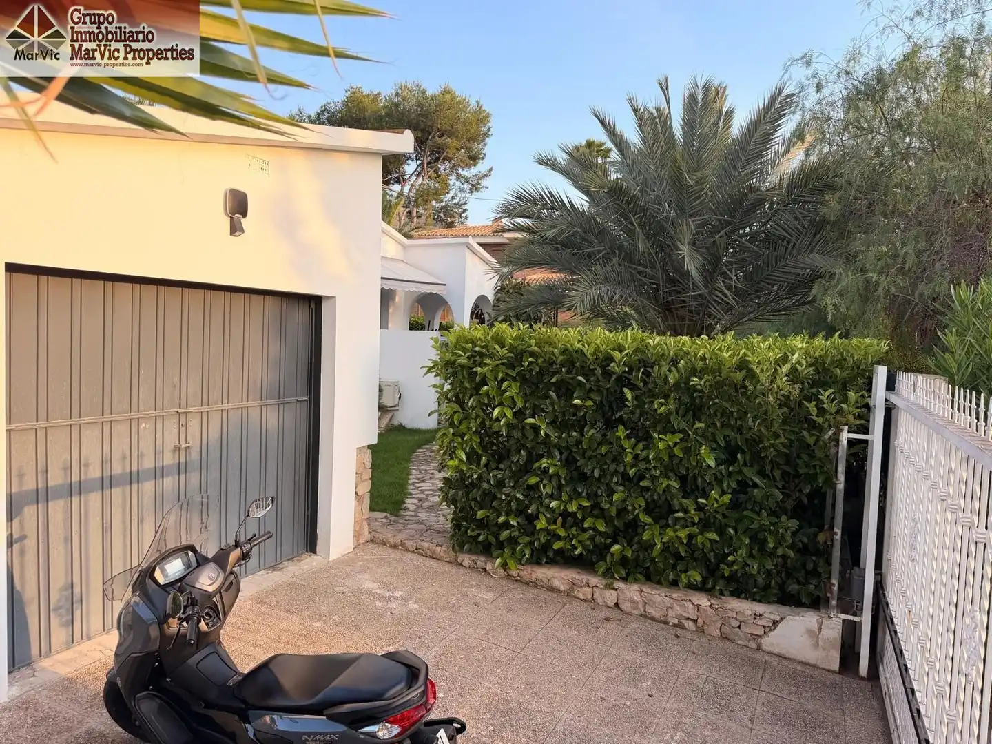 Vista exterior de Casa o xalet en venda en Benidorm amb Aire condicionat, Terrassa i Piscina