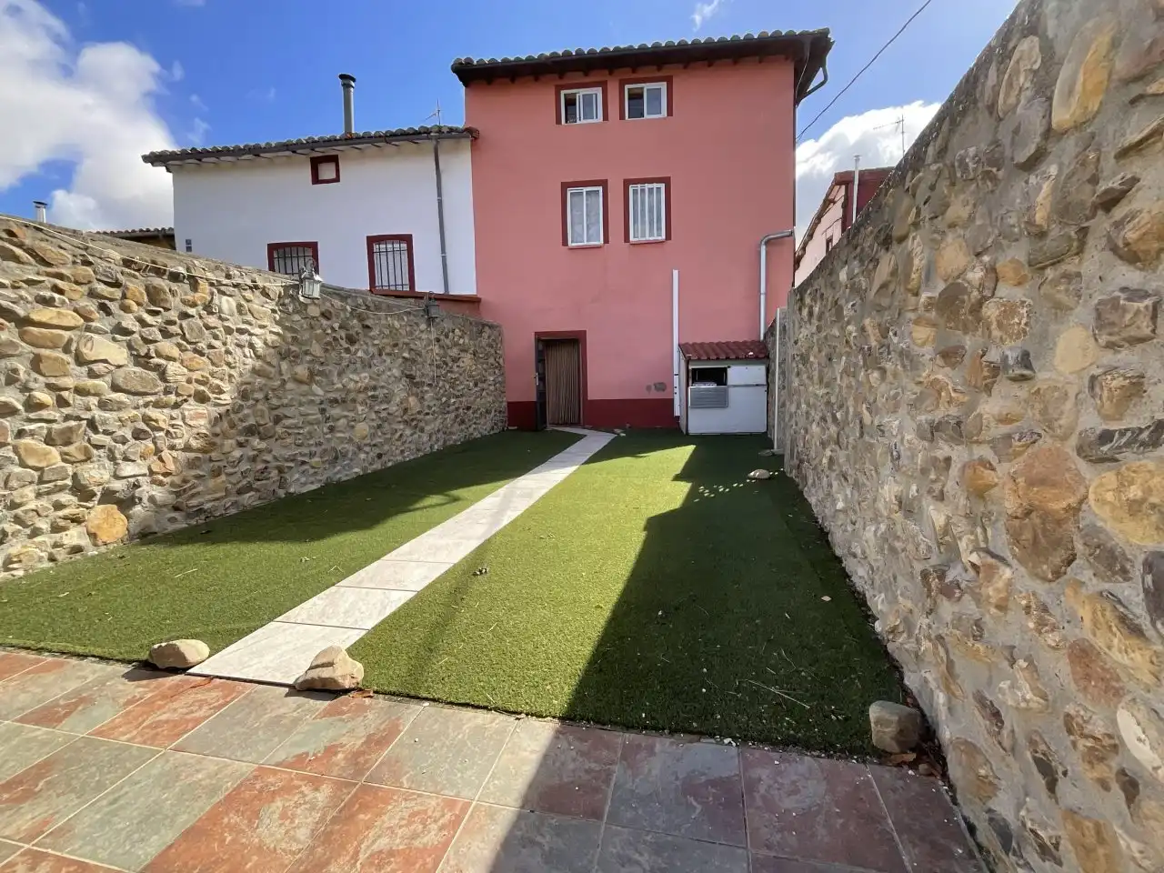 Vista exterior de Casa adosada en venta en Bascuñana, Burgos