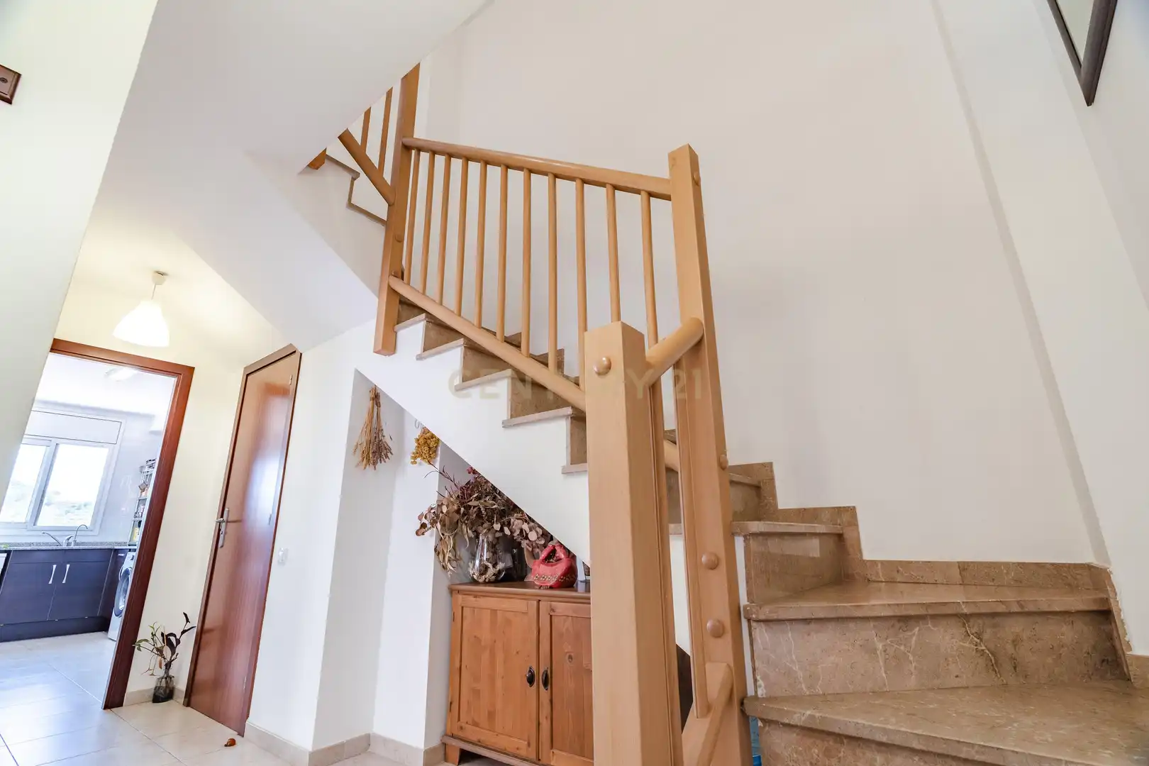 Einfamilien-Reihenhaus zum Verkauf in Vila-rodona mit Privatgarten und Ofen