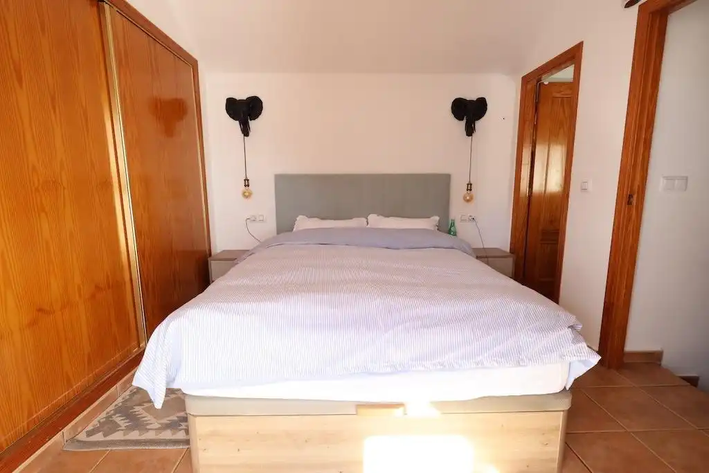 Dormitori de Casa adosada de lloguer en Orihuela amb Aire condicionat, Calefacció i Jardí privat