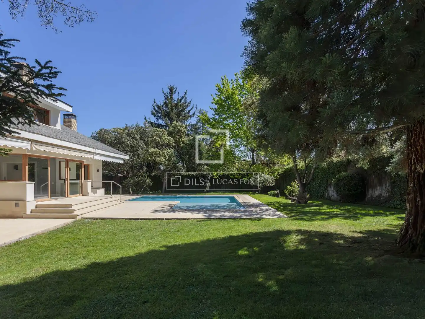 Vista exterior de Casa o xalet de lloguer en La Moraleja amb Aire condicionat, Calefacció i Jardí privat