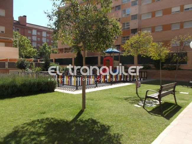 Jardín de Piso de alquiler en  Madrid Capital con Trastero, Piscina y Amueblado