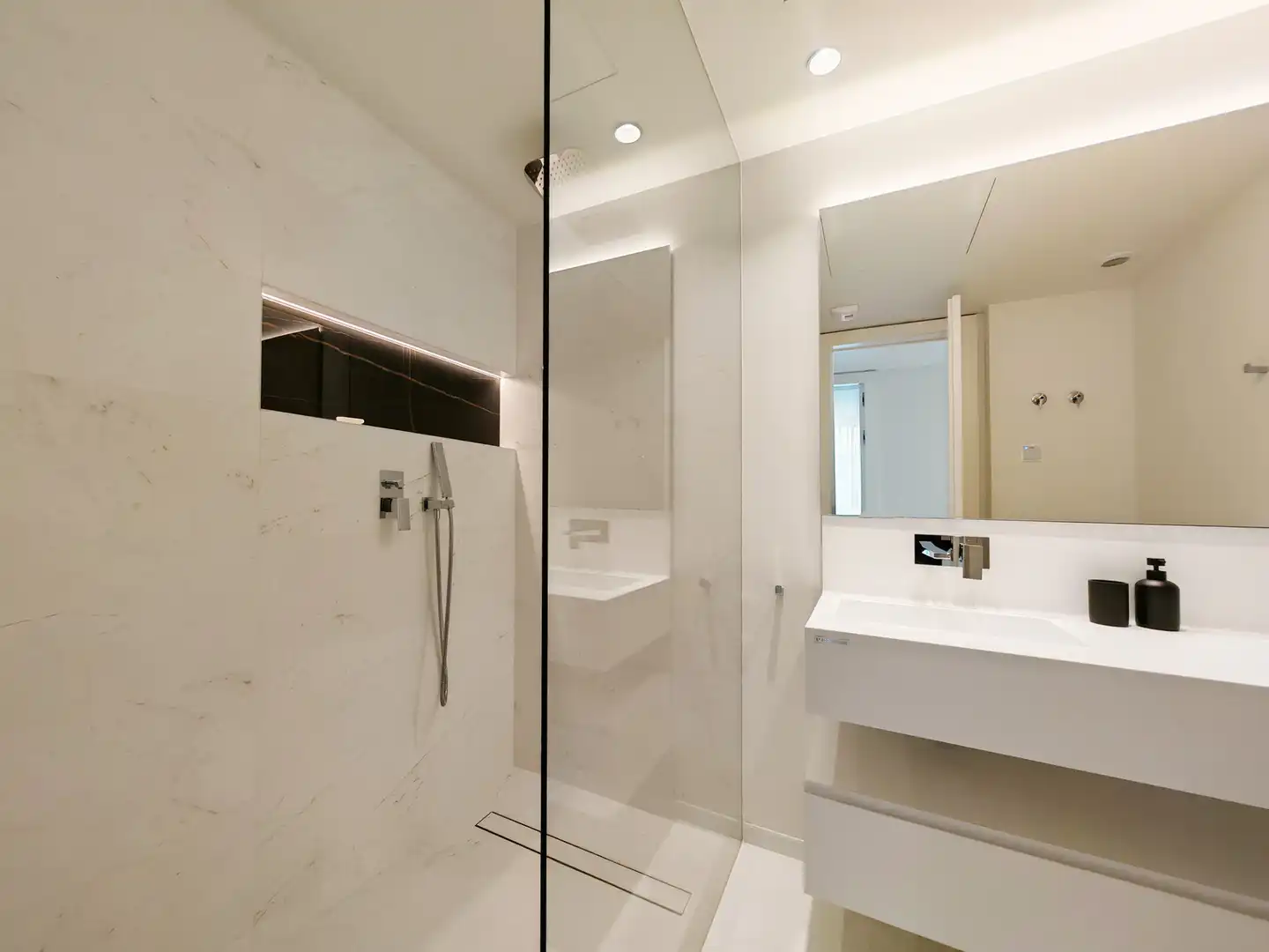 Baño de Planta baja en venta en Marbella con Terraza, Trastero y Piscina