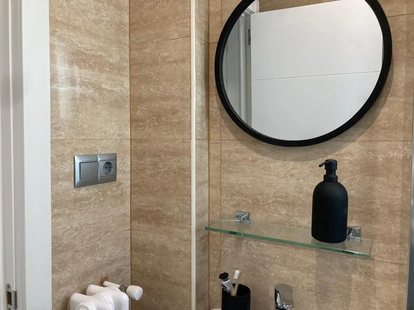 Bany de Apartament de lloguer en Madrid amb Aire condicionat, Calefacció i Moblat