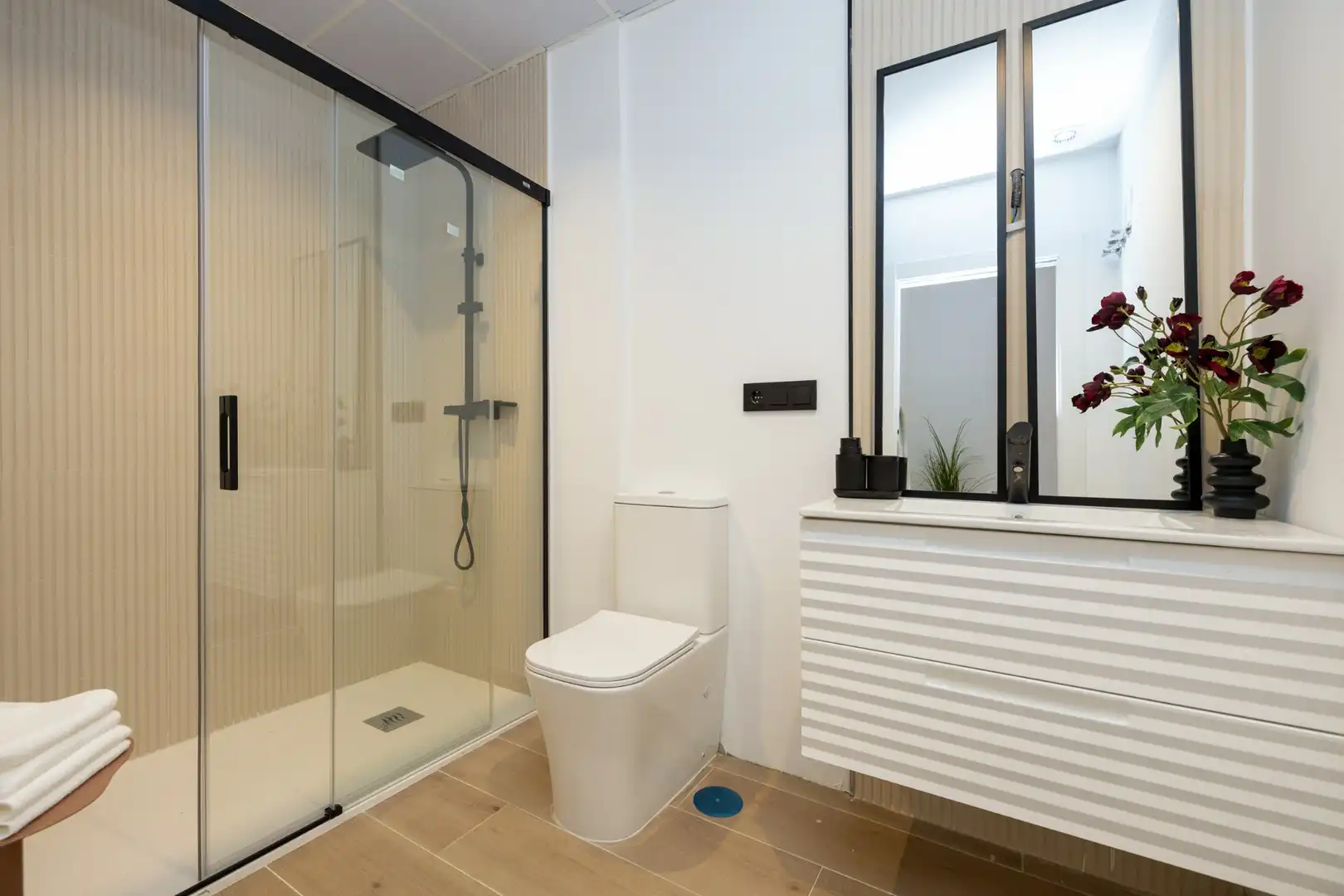 Badezimmer von Wohnungen zum Verkauf in Granada mit Klimaanlage, Parkett und Möbliert