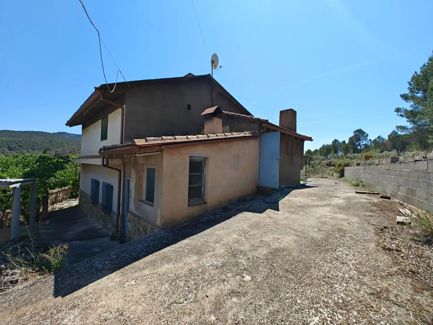 Vista exterior de Casa o xalet en venda en Yátova amb Calefacció i Jardí privat