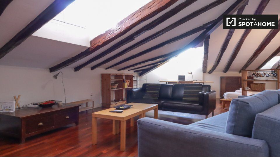 Living room of Flat to rent in  Madrid Capital  with Air Conditioner, Heating and Furnished