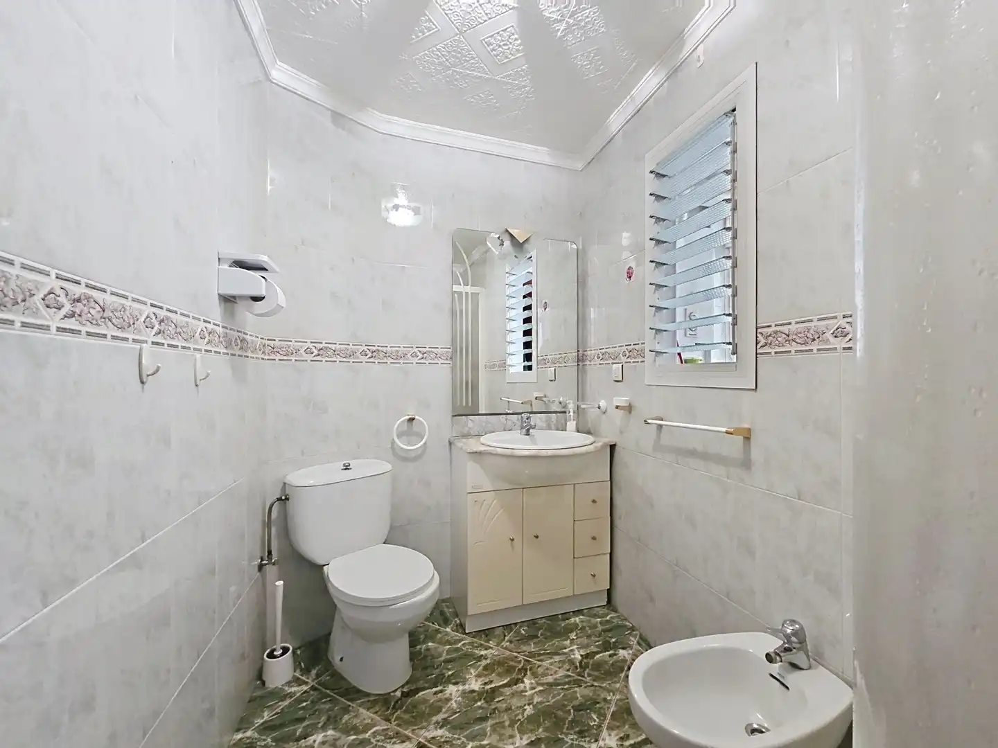 Bathroom of Flat for sale in Granada  with Heating