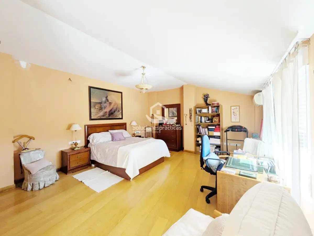 Dormitori de Casa o xalet en venda en Jaén amb Aire condicionat, Terrassa i Traster