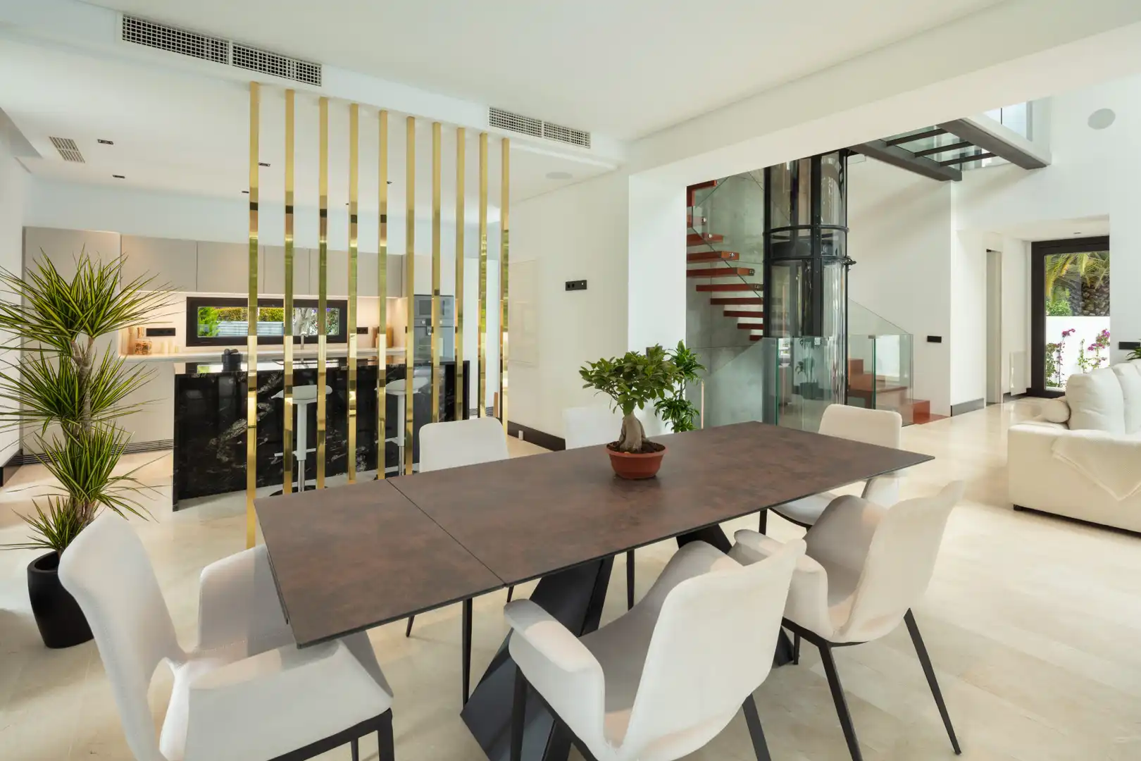 Menjador de Casa o xalet en venda en Marbella amb Aire condicionat, Jardí privat i Terrassa