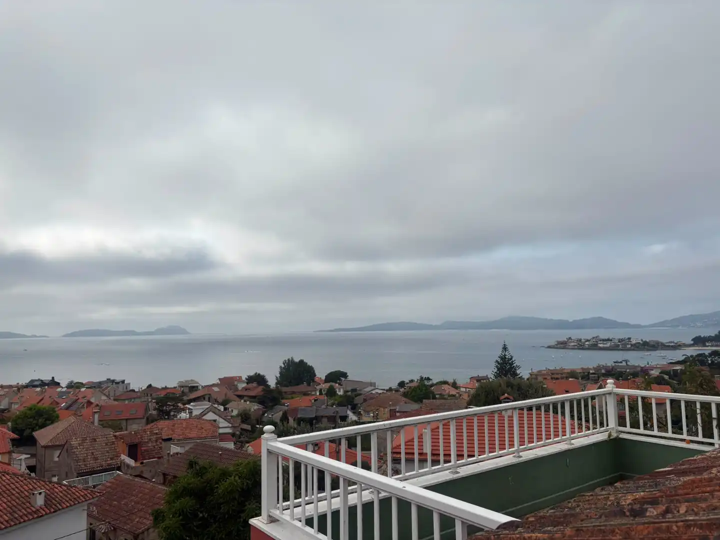 Vista exterior de Casa adosada en venda en Vigo  amb Jardí privat, Terrassa i Traster