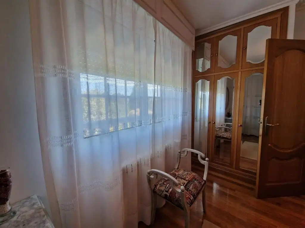 Habitación de Casa o chalet en venta en Ourense Capital  con Calefacción, Jardín privado y Parquet