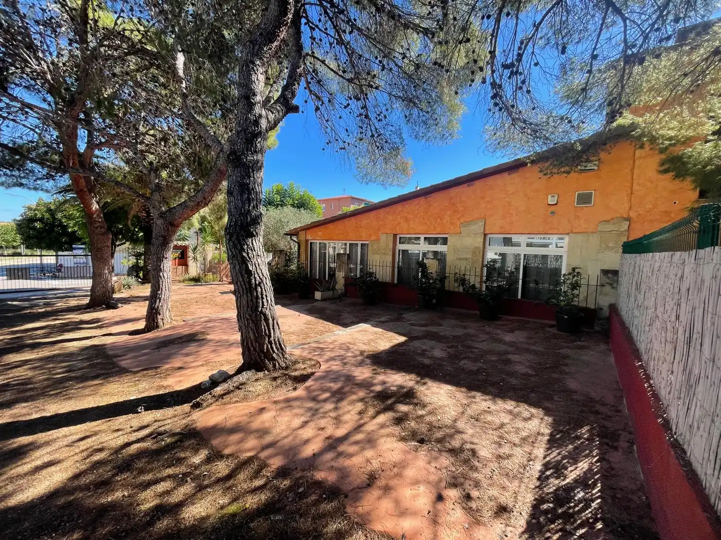 Vista exterior de Local en venda en Roda de Berà amb Aire condicionat, Calefacció i Terrassa