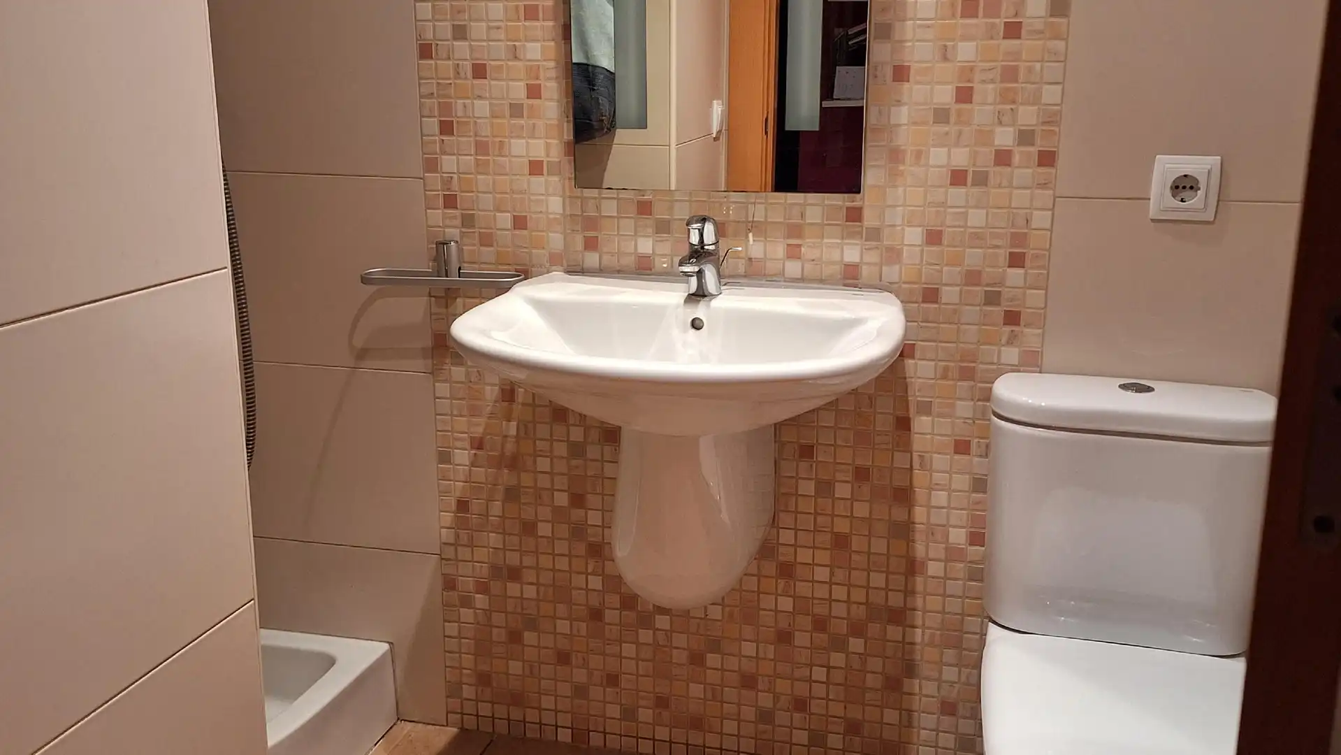 Baño de Piso en venta en Alcarràs con Aire acondicionado, Calefacción y Jardín privado