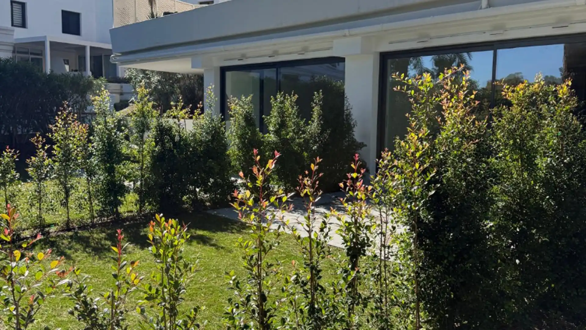 Vista exterior de Apartament en venda en Marbella amb Aire condicionat, Jardí privat i Traster