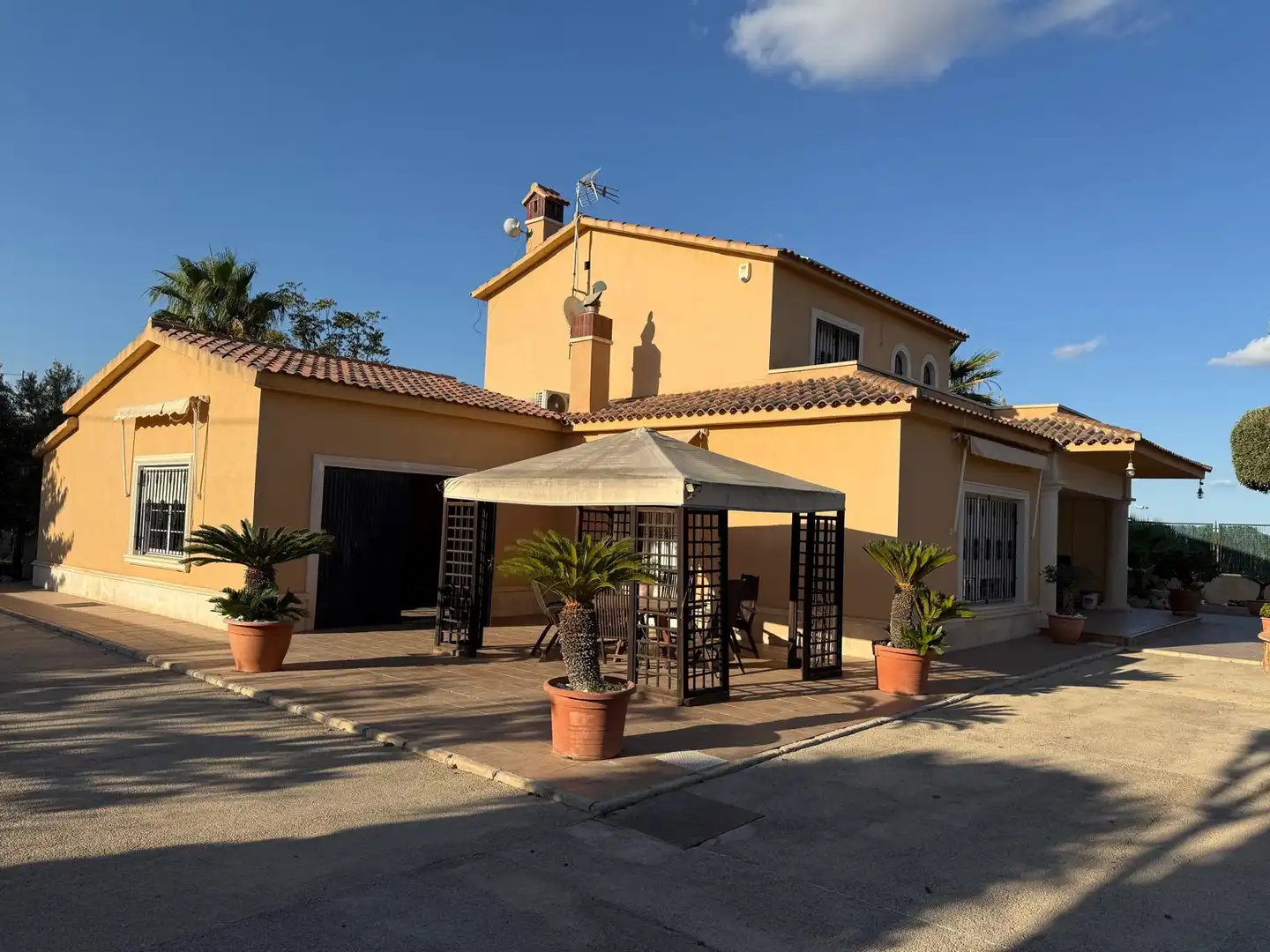Vista exterior de Casa o xalet en venda en Elche / Elx amb Aire condicionat, Calefacció i Jardí privat