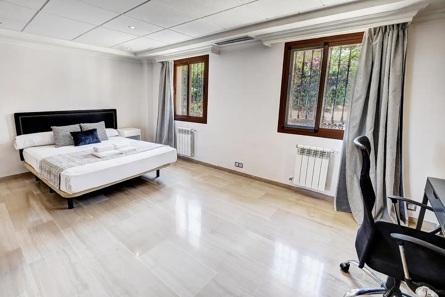 Dormitori de Casa o xalet en venda en Benalmádena amb Aire condicionat, Jardí privat i Terrassa