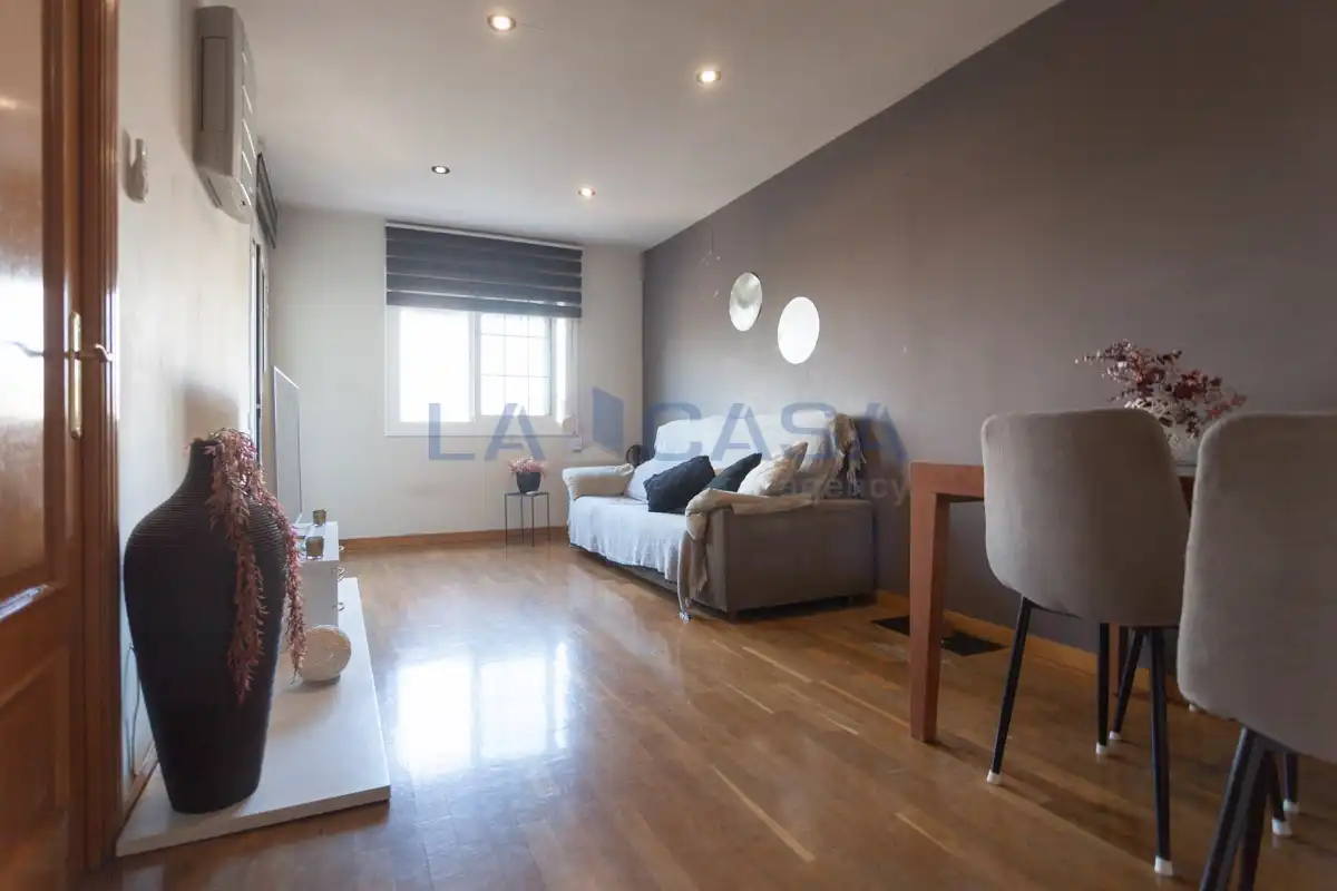 Sala de estar de Piso en venta en L'Hospitalet de Llobregat con Balcón