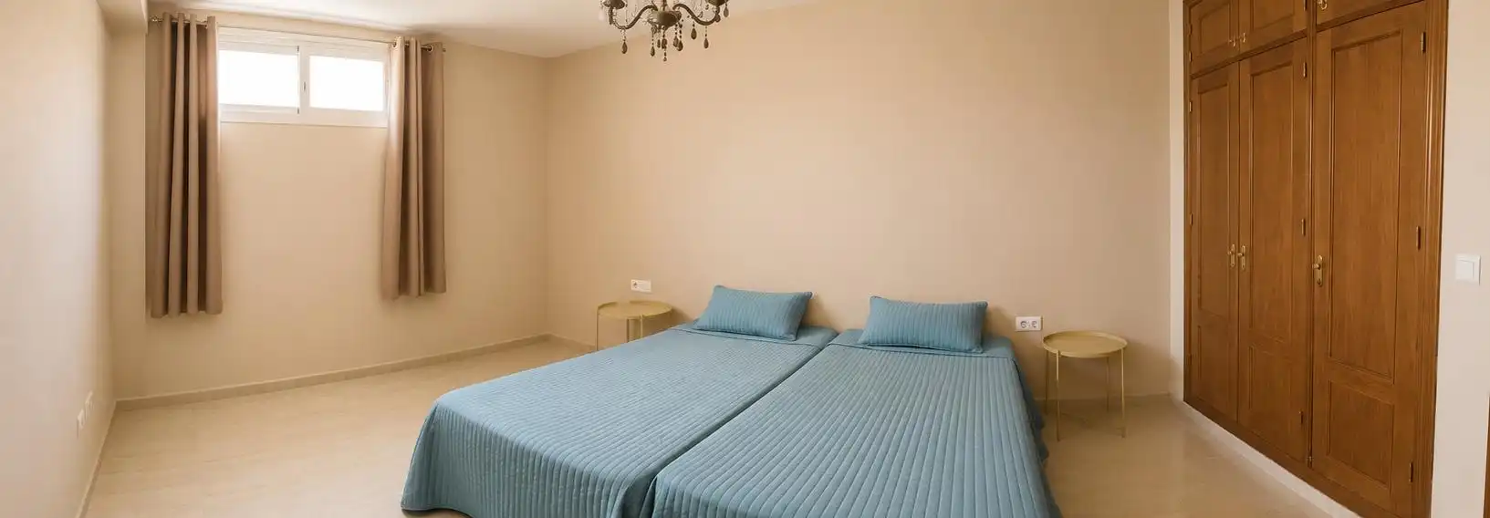 Dormitori de Casa adosada de lloguer en Vélez-Málaga amb Aire condicionat, Terrassa i Piscina
