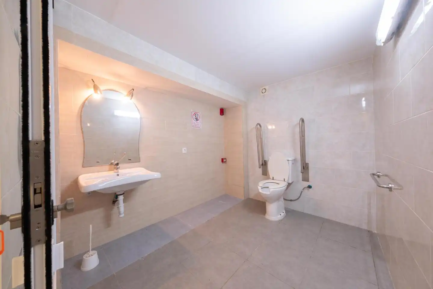 Badezimmer von Fabrikhallen zum Verkauf in Gáldar