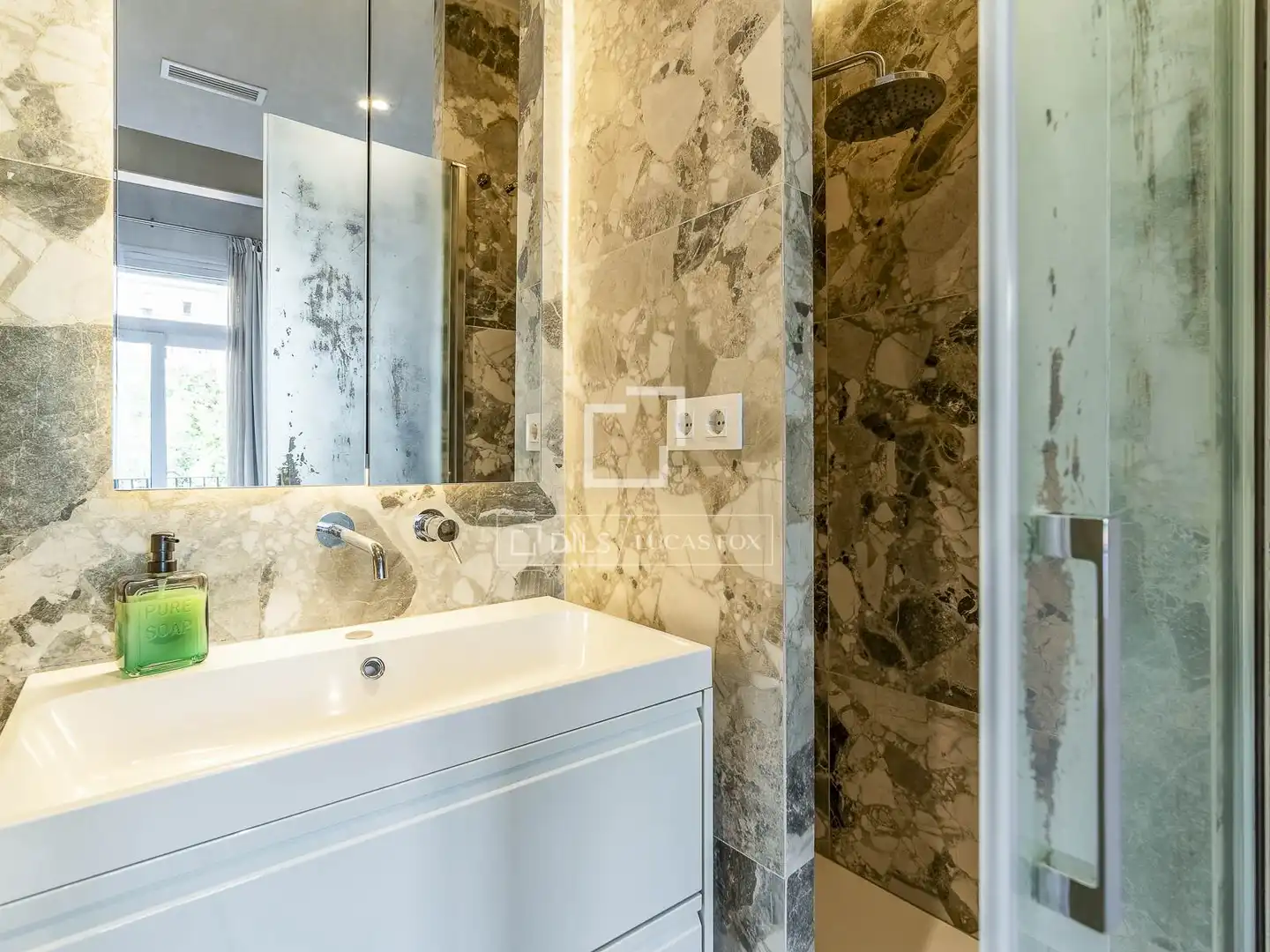 Baño de Piso en venta en Barcelona con Aire acondicionado, Calefacción y Amueblado