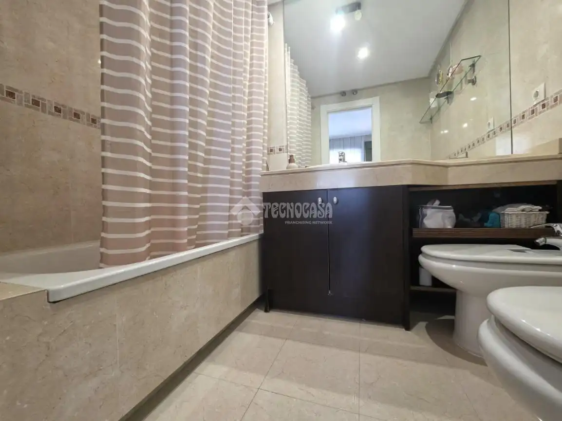 Bathroom of Flat for sale in Getafe  with Air Conditioner, Heating and Terrace