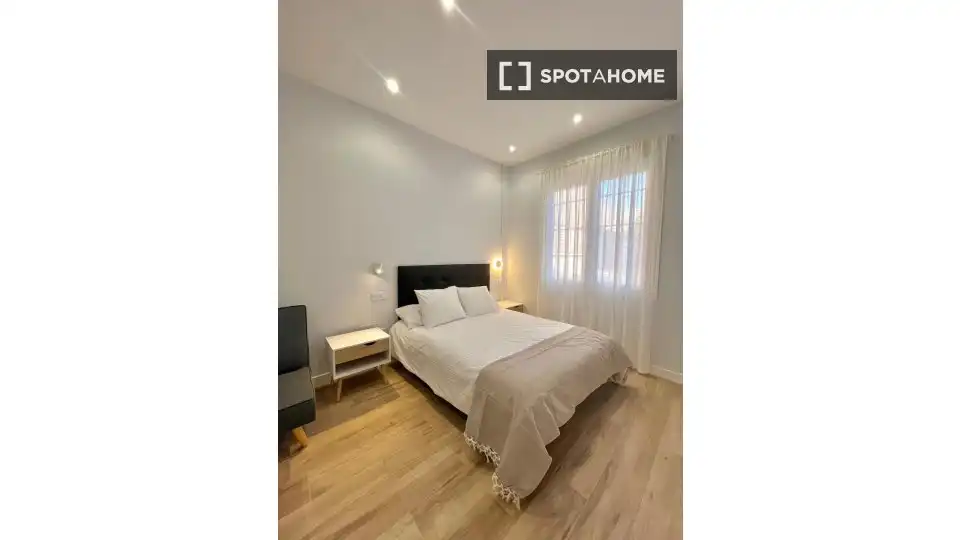 Bedroom of Flat for rent in Madrid  with Air Conditioner, Heating and Furnished