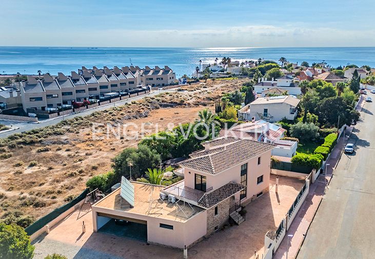 Vista exterior de Casa o xalet en venda en El Campello amb Aire condicionat, Calefacció i Jardí privat