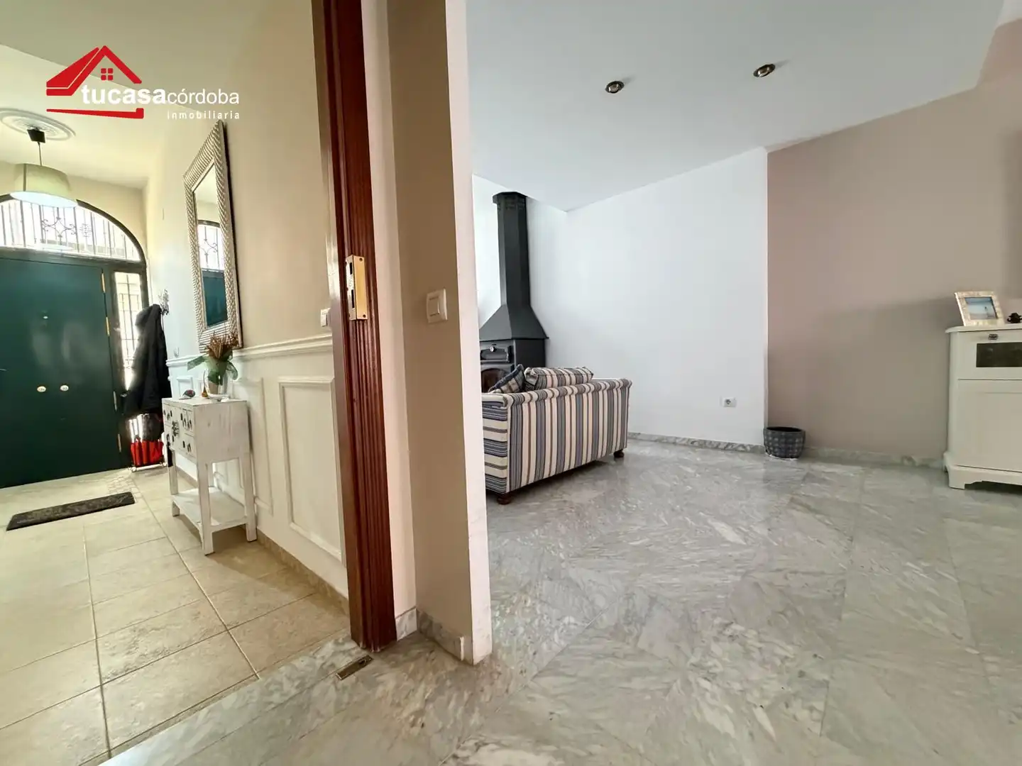 Sala d'estar de Casa adosada en venda en Córdoba amb Aire condicionat i Terrassa