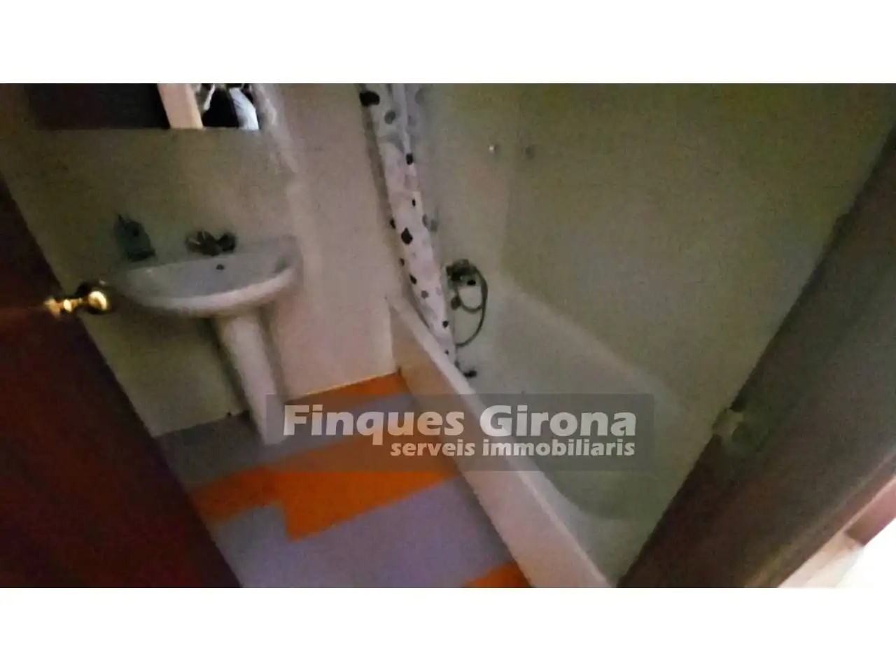 Bany de Pis en venda en Girona amb Calefacció, Parquet i Balcó