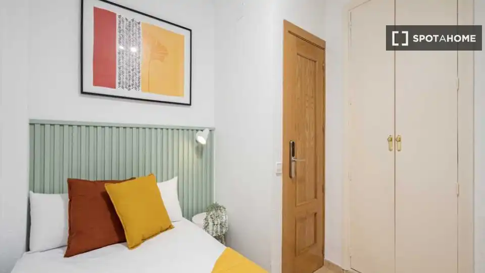 Bedroom of Flat for share in Madrid  with Air Conditioner, Terrace and Furnished