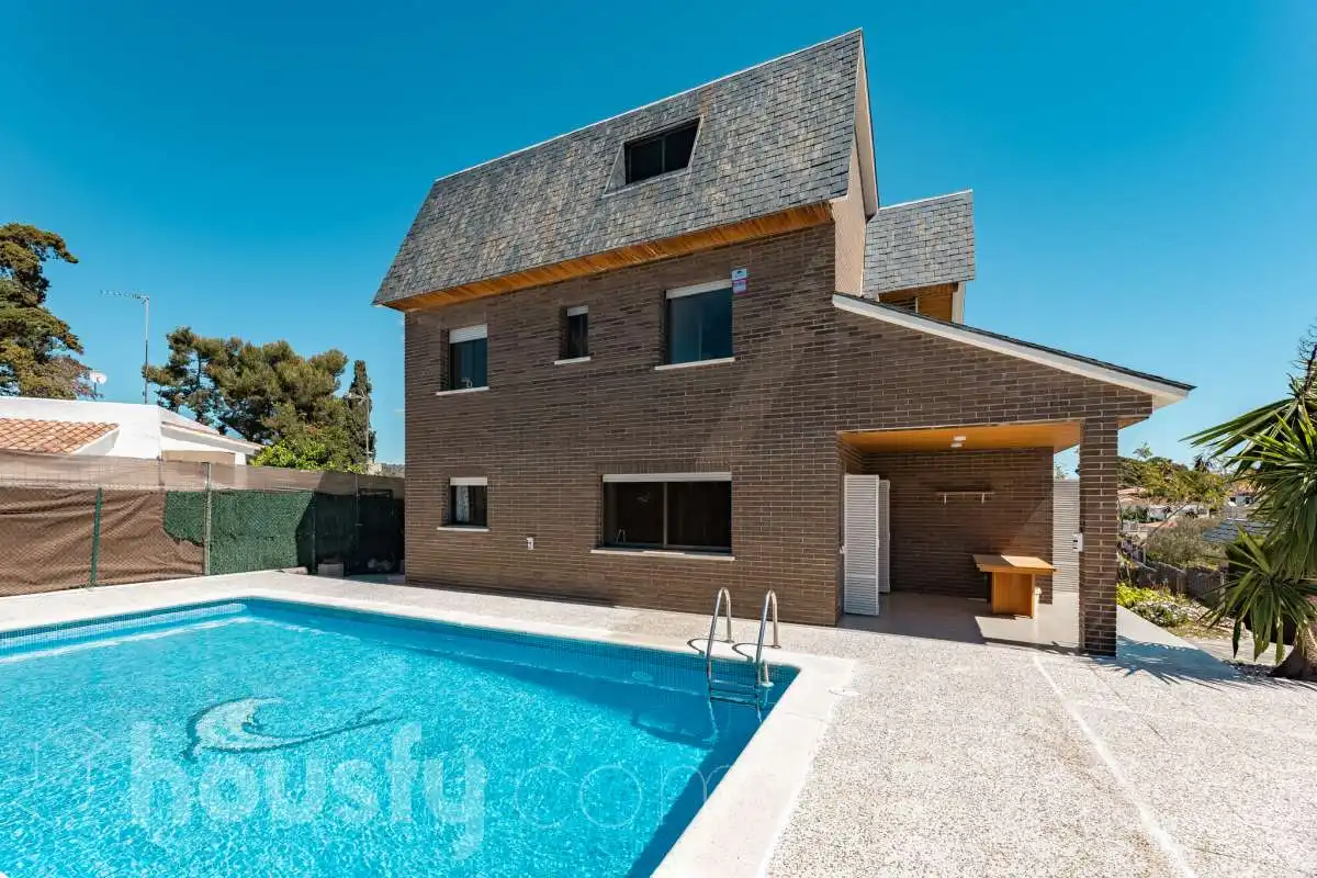 Casa amb piscina en venda a Avinguda de la Llum ., imagen 2