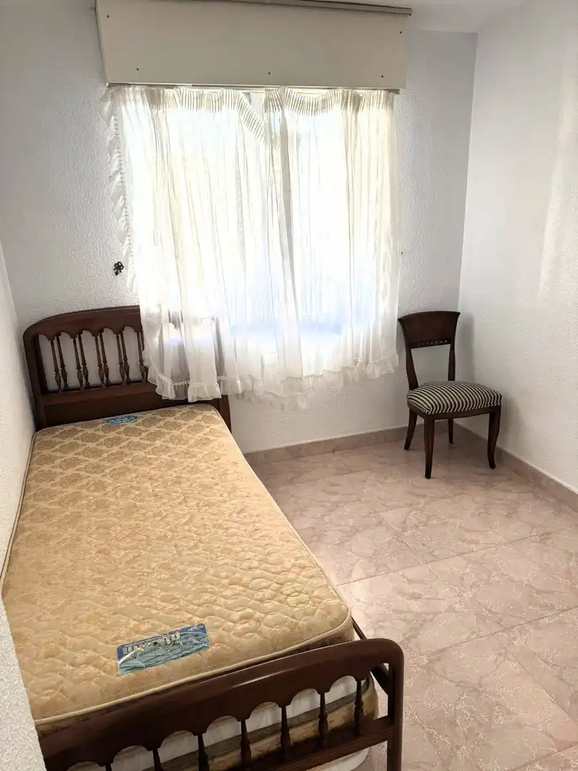 Dormitori de Apartament de lloguer en Alicante / Alacant amb Jardí privat, Terrassa i Moblat