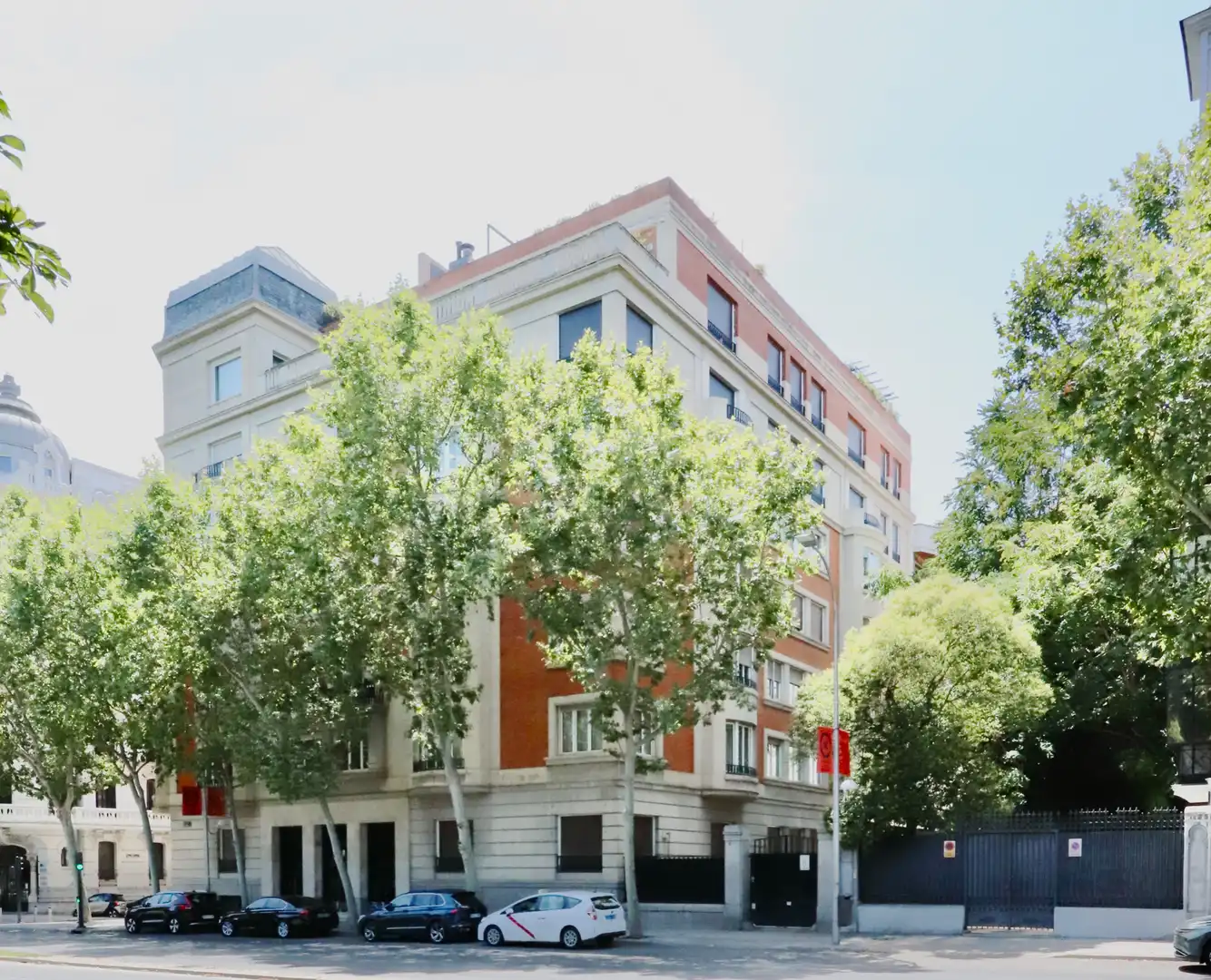 Vista exterior de Àtic en venda en Madrid amb Aire condicionat, Calefacció i Jardí privat