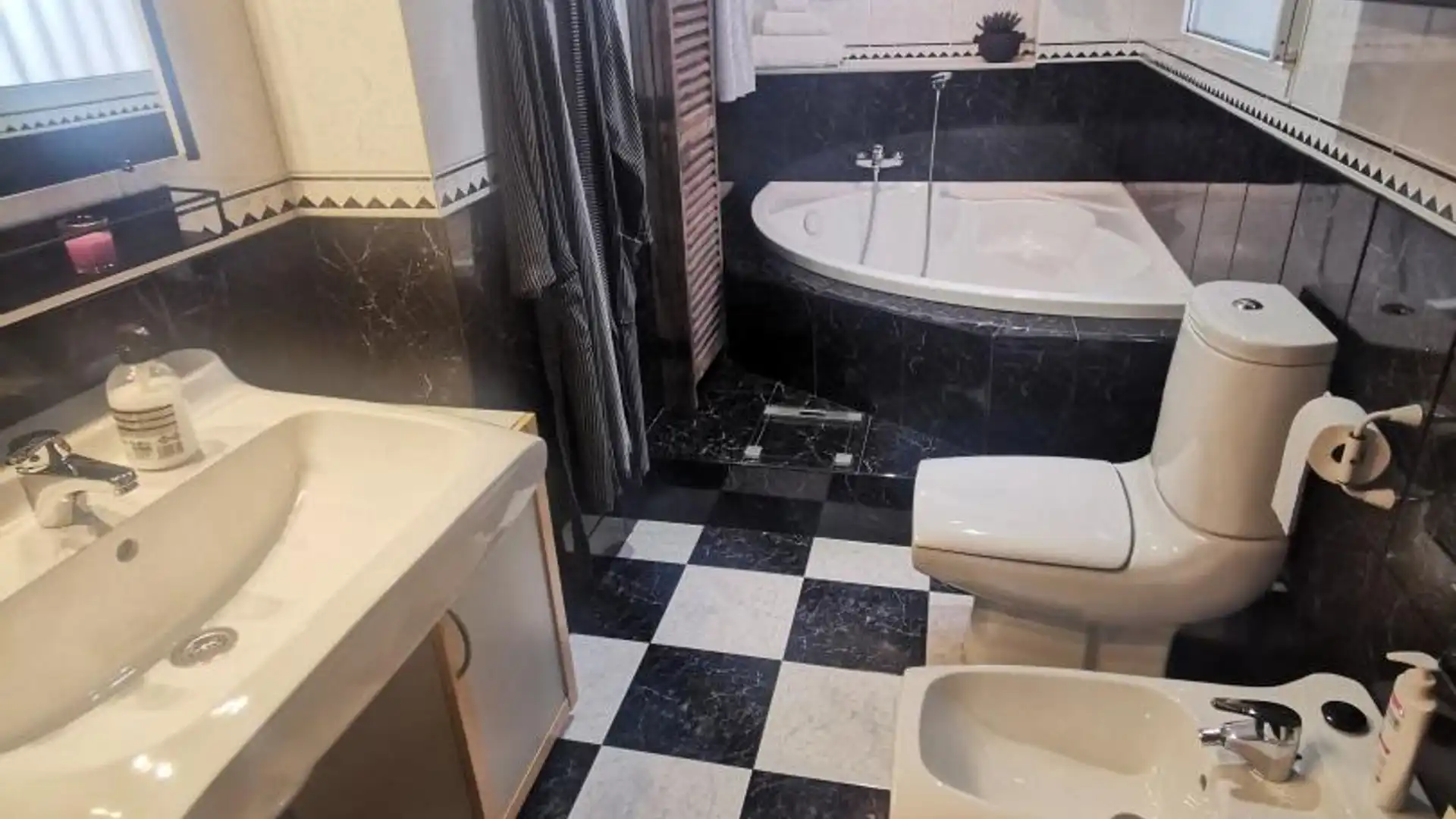 Bathroom of Flat for sale in Cornellà de Llobregat  with Heating, Oven and Microwave