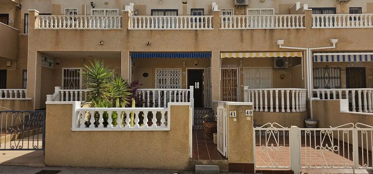 Vista exterior de Dúplex en venta en Orihuela con Terraza, Piscina y Amueblado