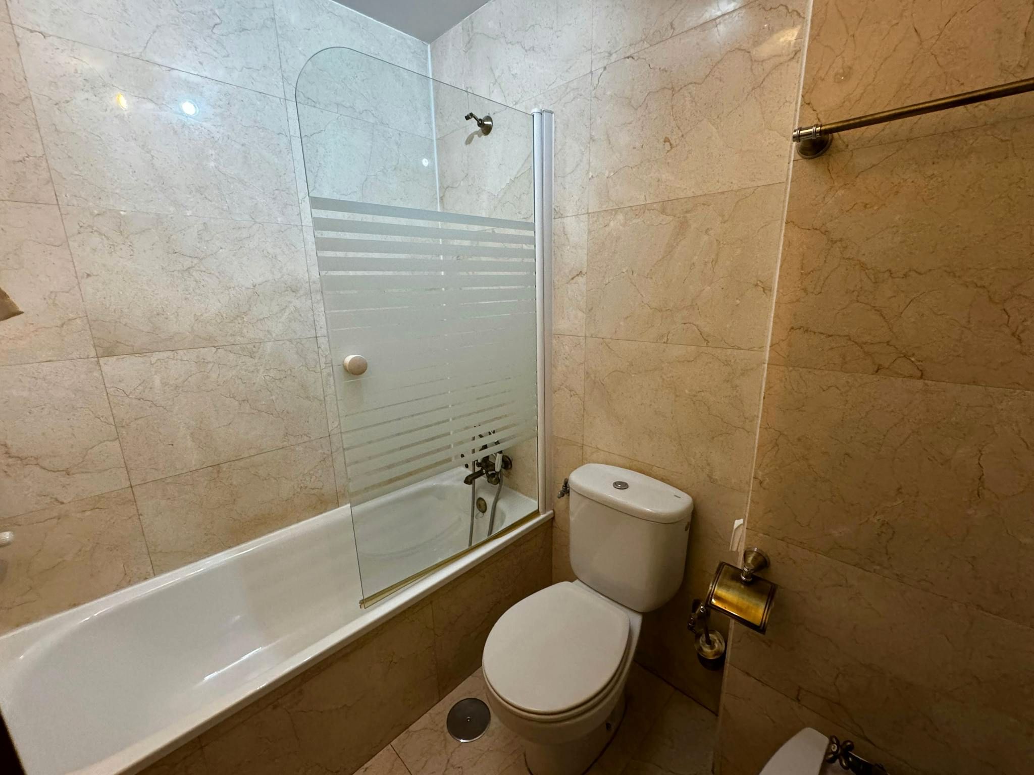 Bathroom of Flat to share in  Madrid Capital  with Heating, Private garden and Washing machine
