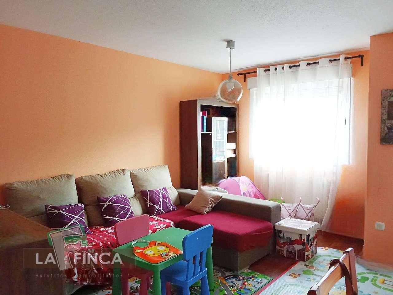 Sala d'estar de Casa o xalet en venda en Soto del Barco amb Calefacció, Parquet i Terrassa