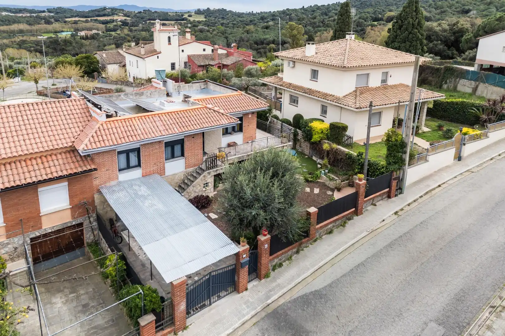 Vista exterior de Casa adosada en venda en Bigues i Riells del Fai amb Aire condicionat, Jardí privat i Terrassa