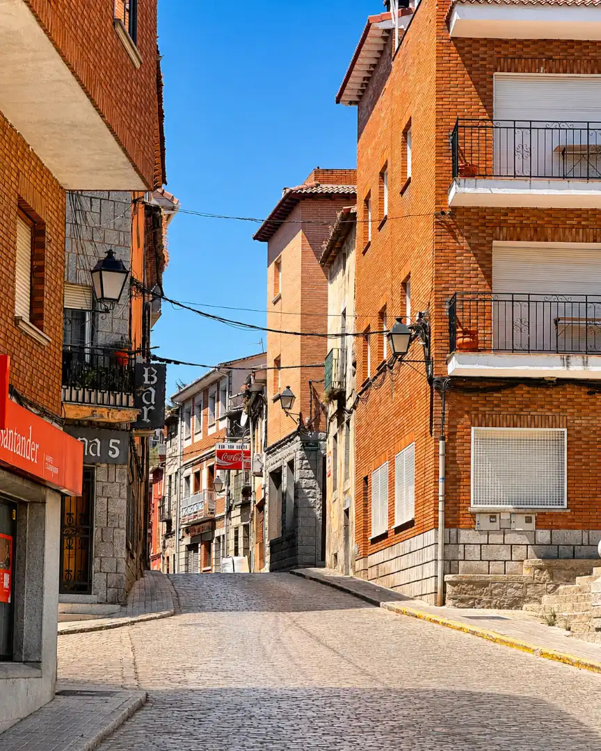 Vista exterior de Casa adosada en venda en El Hoyo de Pinares 